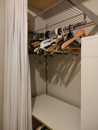 Balda y barra perchero para interior de armario