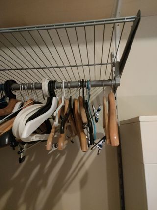 Balda y barra perchero para interior de armario