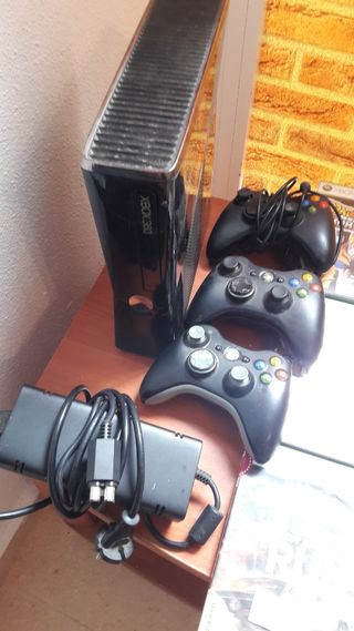 Xbox 360+3Mandos+14juegos