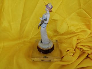 Figura de cerámica de mujer con peana