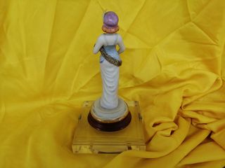 Figura de cerámica de mujer con peana