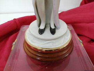 Figura de cerámica de mujer con peana