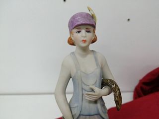 Figura de cerámica de mujer con peana