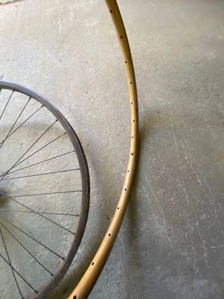 Rueda bicicleta y llanta de madera