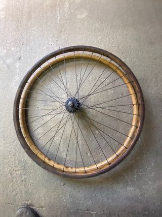 Rueda bicicleta y llanta de madera