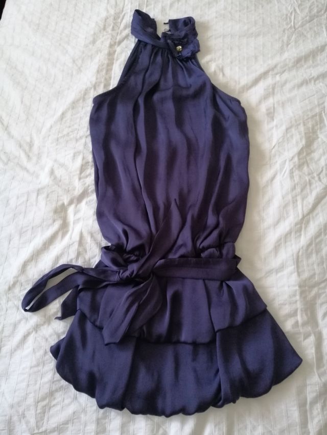 Vestido de raso morado.