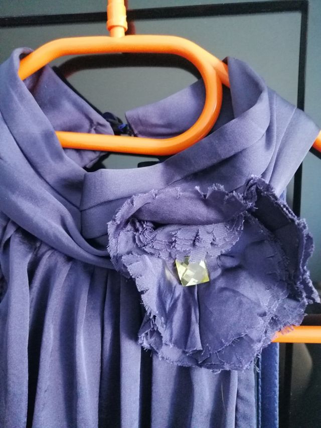 Vestido de raso morado.