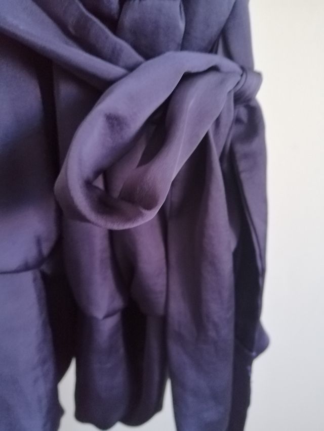 Vestido de raso morado.