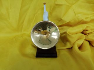 Figura sobre peana de madera de una trompa