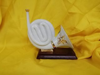 Figura sobre peana de madera de una trompa