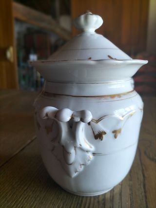 Porcelana blanca y oro. Bomboneras francesas.