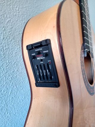 Guitarra flamenca ojo de pájaro amplificada