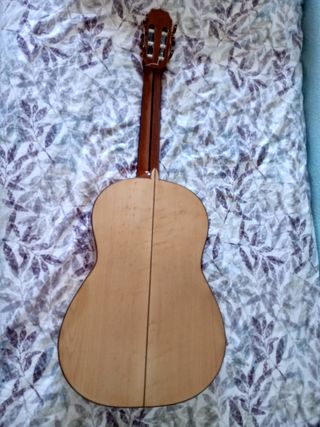 Guitarra flamenca ojo de pájaro amplificada