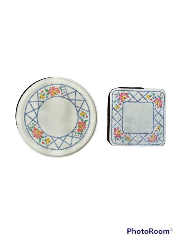 Posavasos y plato con decoración floral