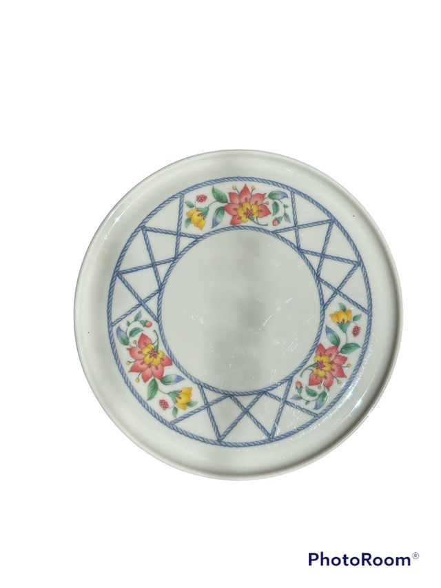 Posavasos y plato con decoración floral