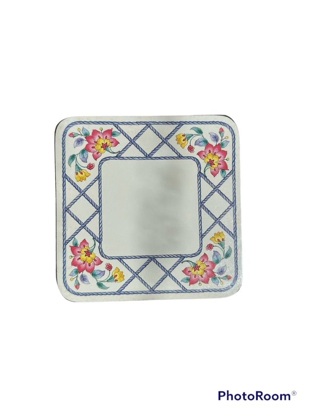 Posavasos y plato con decoración floral