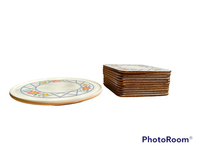 Posavasos y plato con decoración floral