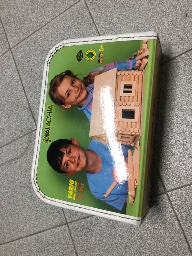 Maletín de piezas de madera para construir