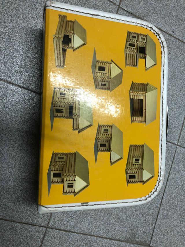 Maletín de piezas de madera para construir