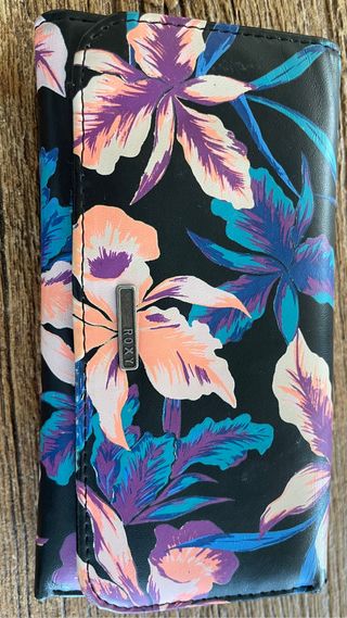 Cartera marca Roxy.