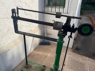 Báscula antigua romana de suelo.