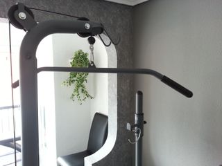 Equipo completo de gimnasio en casa plegable.