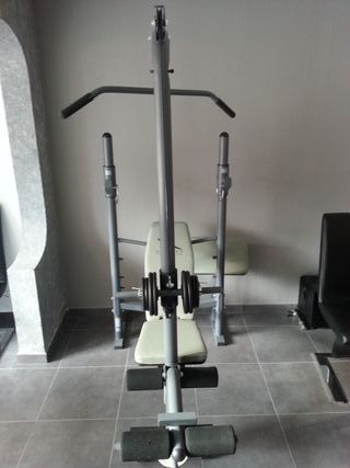 Equipo completo de gimnasio en casa plegable.