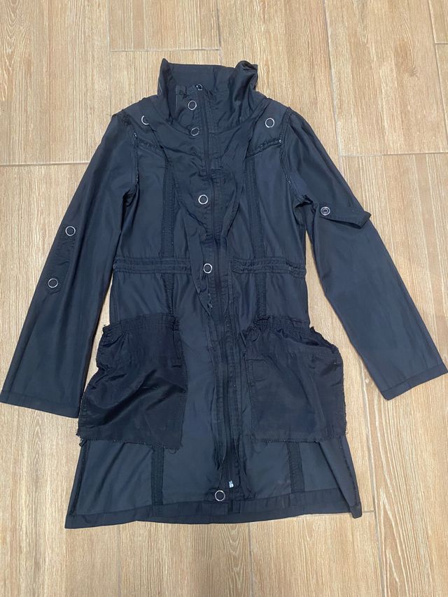 Parka negra ajustada con mangas cinturón ajustable