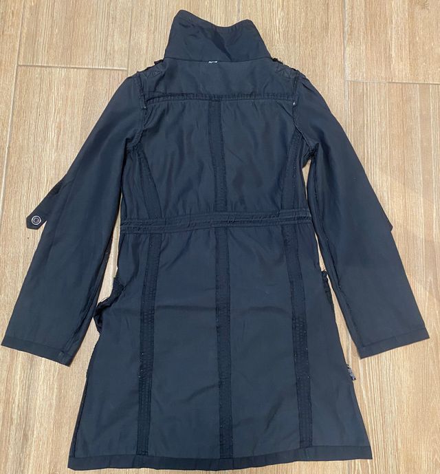 Parka negra ajustada con mangas cinturón ajustable