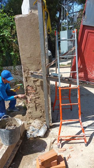 se hace reforma cerrajería fontanería puertas 