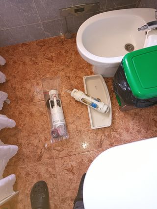 se hace reforma cerrajería fontanería puertas 