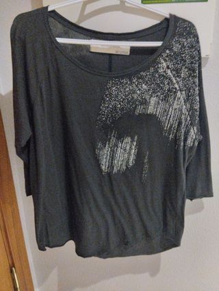 camiseta negra y plateada 