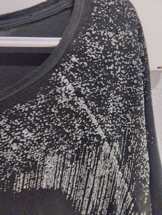 camiseta negra y plateada 