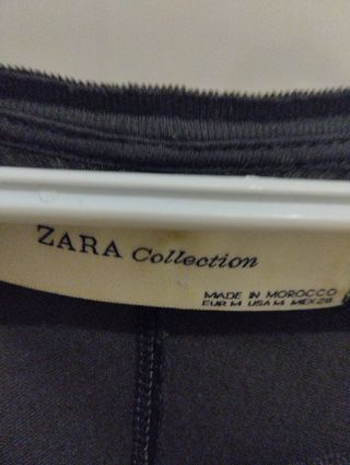 camiseta negra y plateada 