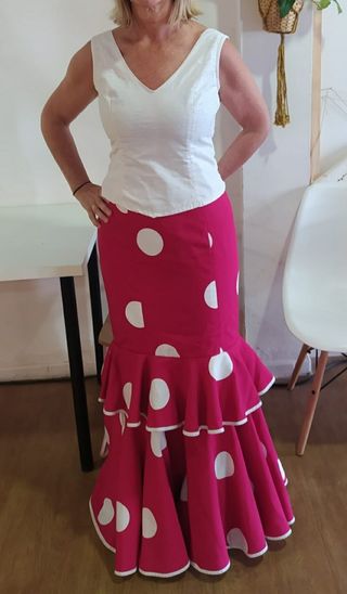 falda flamenca y cuerpo blanco.