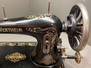 Antigua maquina de coser Wertheim