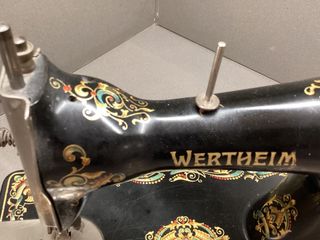 Antigua maquina de coser Wertheim
