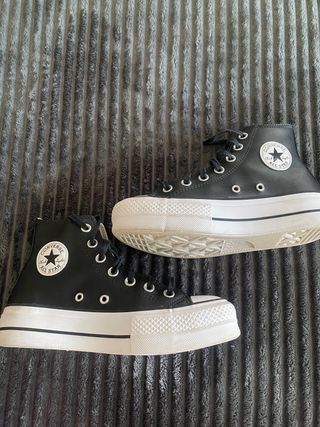 Converse piel negras talla 36.