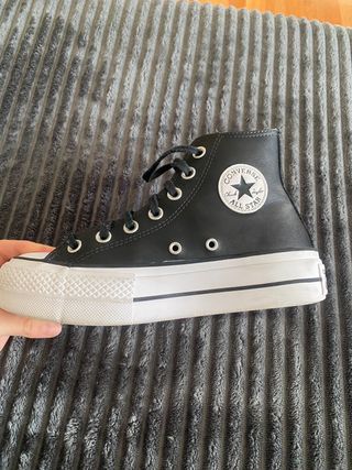 Converse piel negras talla 36.