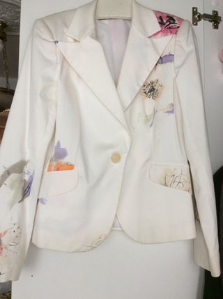 CHAQUETA BLANCA CON FLORES . 