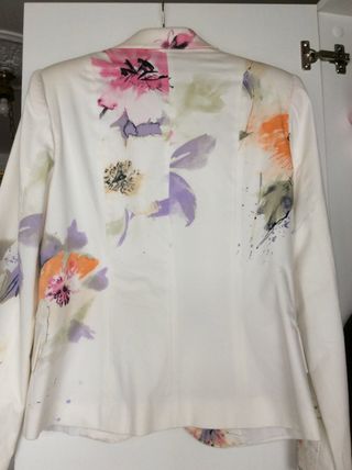 CHAQUETA BLANCA CON FLORES . 