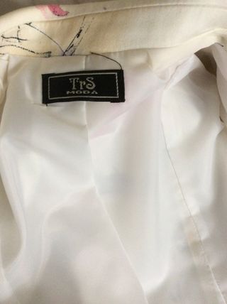 CHAQUETA BLANCA CON FLORES . 