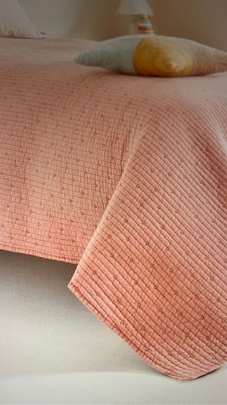 Bonito edredón color coral