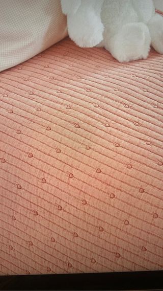 Bonito edredón color coral