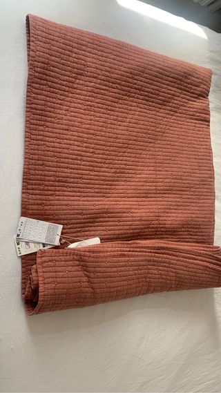 Bonito edredón color coral