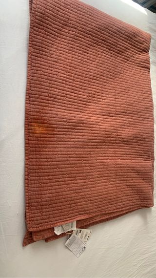 Bonito edredón color coral