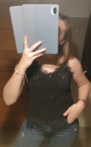 Blusa negra brillante 