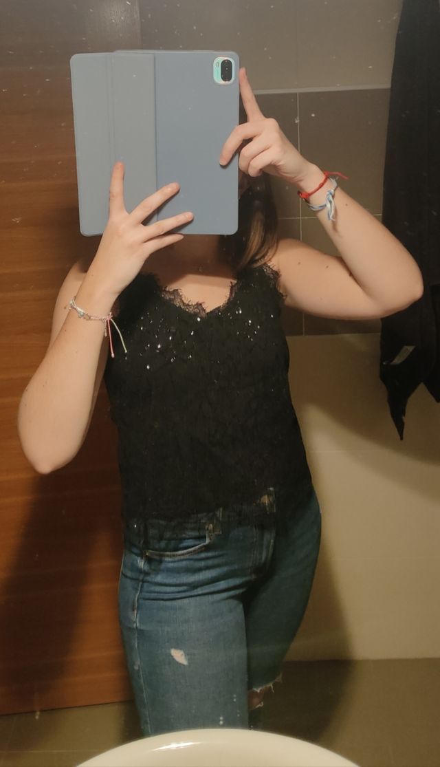 Blusa negra brillante