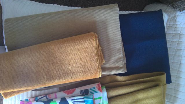 5 retales de ropa de distintos colores y medidas