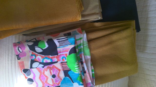 5 retales de ropa de distintos colores y medidas